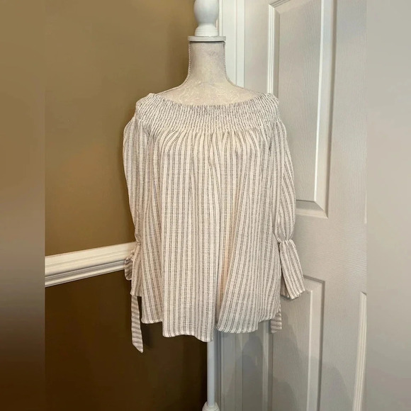 Boutique Boho Grey striped off shoulder blouse. Size Medium - Picture 9 of 12